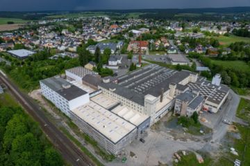 Gesamtareal - Großzügige Lager- und Produktionsfläche für vielfältige Nutzung (ca. 8.900 m²) in Schwarzenbach/Saale – Lastenaufzug – LKW-Zufahrt auf dem Areal – verkehrsgünstige Lage
