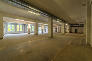 Bild - Großzügige Lager- und Produktionsfläche für vielfältige Nutzung (ca. 8.900 m²) in Schwarzenbach/Saale – Lastenaufzug – LKW-Zufahrt auf dem Areal – verkehrsgünstige Lage