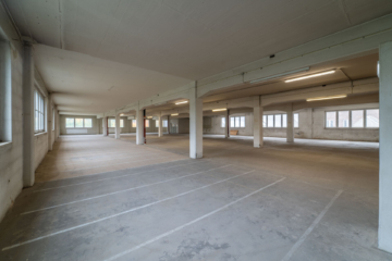 Bild - Großzügige Lager- und Produktionsfläche für vielfältige Nutzung (ca. 8.900 m²) in Schwarzenbach/Saale – Lastenaufzug – LKW-Zufahrt auf dem Areal – verkehrsgünstige Lage