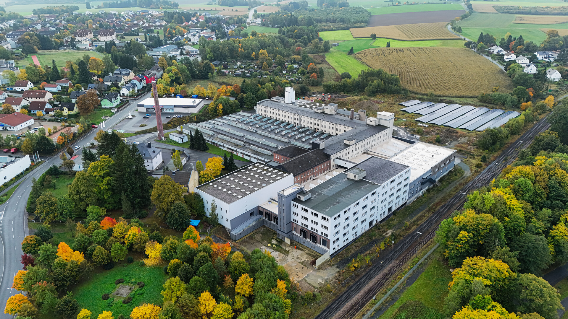 Titelbild - Großzügige Lager- & Produktionsfläche für vielfältige Nutzung (ca. 8.900 m²) in Schwarzenbach/Saale – Lastenaufzug – LKW-Zufahrt auf dem Areal – verkehrsgünstige Lage