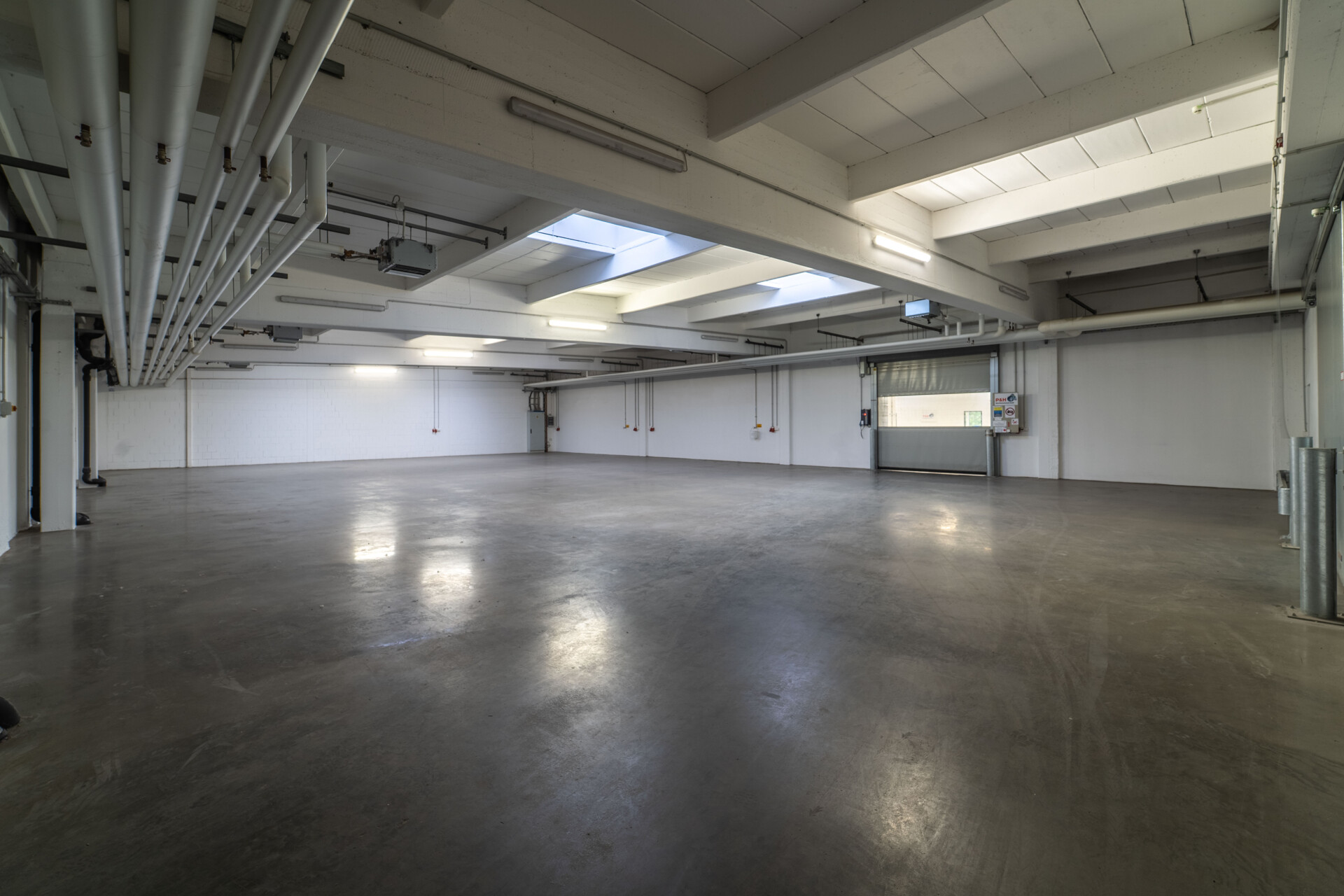 Titelbild - Großzügige Lager- und Produktionsfläche für vielfältige Nutzung (ca. 8.900 m²) in Schwarzenbach/Saale – Lastenaufzug – LKW-Zufahrt auf dem Areal – verkehrsgünstige Lage