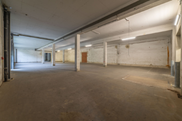 Bild - Großzügige Lager- und Produktionsfläche für vielfältige Nutzung (ca. 8.900 m²) in Schwarzenbach/Saale – Lastenaufzug – LKW-Zufahrt auf dem Areal – verkehrsgünstige Lage