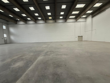 Bild - Großzügige Lagerfläche mit Hochlager, mobile Laderampe – insgesamt ca. 1.978 m² in Schwarzenbach/Saale – LKW-Zufahrt auf dem Areal – verkehrsgünstige Lage