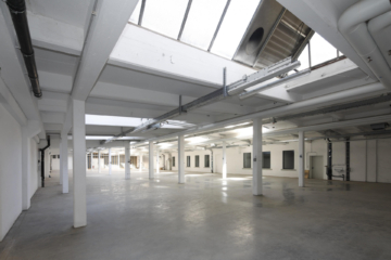 Bild - Großzügige Lagerfläche mit Hochlager, mobile Laderampe – insgesamt ca. 1.978 m² in Schwarzenbach/Saale – LKW-Zufahrt auf dem Areal – verkehrsgünstige Lage