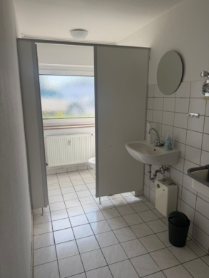 Bild - Vielseitig nutzbare Gewerbefläche mit WC – ca. 140 m² – 2 Stellplätze