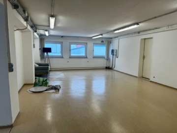 Bild - Vielseitig nutzbare Gewerbefläche mit WC – ca. 140 m² – 2 Stellplätze
