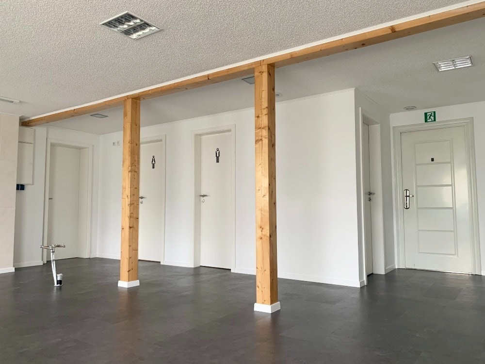 Cafébereich mit 3 WCs - Ideal als Imbiss, Café oder Bar: Sofort bezugsbereite Gewerbefläche in direkter Bahnhofsnähe (ca. 97 m²) mit kleiner Terrasse