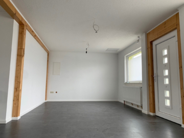 Bereich Spielstätte - Ideal als Imbiss, Café oder Bar: Sofort bezugsbereite Gewerbefläche in direkter Bahnhofsnähe (ca. 97 m²) mit kleiner Terrasse