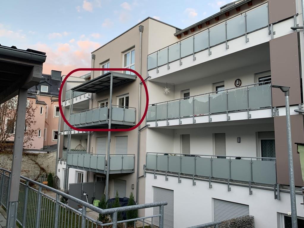 Außenansicht - Exklusives Wohnflair: Modernes 2-Zimmer-Apartment (2. OG, ca. 59 m²) – großer Balkon – EBK – Carport