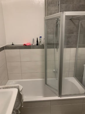 Badezimmer - Exklusives Wohnflair: Modernes 2-Zimmer-Apartment (2. OG, ca. 59 m²) – großer Balkon – EBK – Carport
