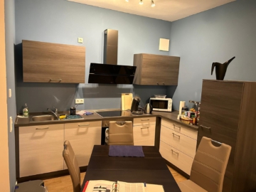 EBK - Exklusives Wohnflair: Modernes 2-Zimmer-Apartment (2. OG, ca. 59 m²) – großer Balkon – EBK – Carport