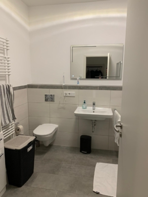 Badezimmer - Exklusives Wohnflair: Modernes 2-Zimmer-Apartment (2. OG, ca. 59 m²) – großer Balkon – EBK – Carport