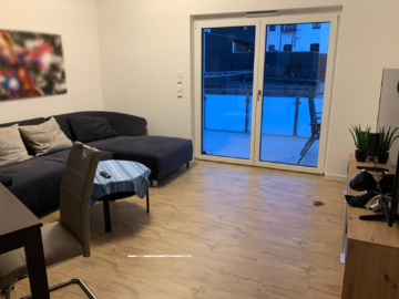 Wohnzimmer - Exklusives Wohnflair: Modernes 2-Zimmer-Apartment (2. OG, ca. 59 m²) – großer Balkon – EBK – Carport