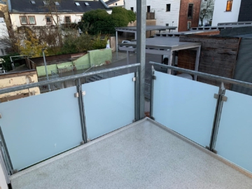 Balkon - Exklusives Wohnflair: Modernes 2-Zimmer-Apartment (2. OG, ca. 59 m²) – großer Balkon – EBK – Carport