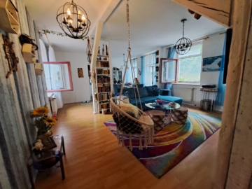 Wohnung 1 - 73 m² Wohnzimmer - 2 Eigentumswohnung im Paket – Wohnfläche gesamt ca. 153 m² in Adorf – Kellerabteil, Innenhofnutzung, teilmöbliert