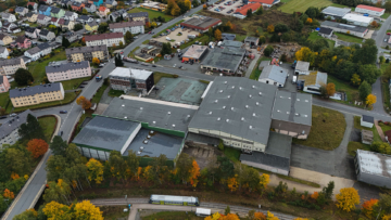 Drohnenaufnahme 2 - Lager- / Logistikstandort in 95233 Helmbrechts – ca. 10.000 m² Hallenfläche – 22 Laderampen – 930 m² Bürofläche – sofort verfügbar
