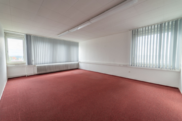 Bürofläche - Lager- / Logistikstandort in 95233 Helmbrechts – ca. 10.000 m² Hallenfläche – 22 Laderampen – 930 m² Bürofläche – sofort verfügbar