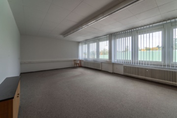 Bürofläche - Lager- / Logistikstandort in 95233 Helmbrechts – ca. 10.000 m² Hallenfläche – 22 Laderampen – 930 m² Bürofläche – sofort verfügbar