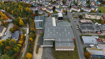 Drohnenaufnahme 3 - Lager- / Logistikstandort in 95233 Helmbrechts – ca. 10.000 m² Hallenfläche – 22 Laderampen – 930 m² Bürofläche – sofort verfügbar