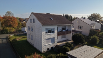 Bild - Gepflegtes Mehrfamilienwohnhaus in Hof/Jägersruh – 3 Wohneinheiten – 3 Garagen – teilvermietet – Wfl. ca. 237 m² – Grst. 825 m²