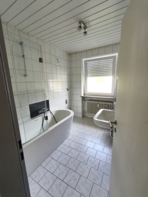 Wohnung EG - Badezimmer - Gepflegtes Mehrfamilienwohnhaus in Hof/Jägersruh – 3 Wohneinheiten – 3 Garagen – teilvermietet – Wfl. ca. 237 m² – Grst. 825 m²