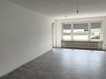 Wohnung EG - Wohnzimmer - Gepflegtes Mehrfamilienwohnhaus in Hof/Jägersruh – 3 Wohneinheiten – 3 Garagen – teilvermietet – Wfl. ca. 237 m² – Grst. 825 m²