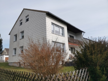 Gepflegtes Mehrfamilienwohnhaus in Hof/Jägersruh – 3 Wohneinheiten – 3 Garagen – teilvermietet – Wfl. ca. 237 m² – Grst. 825 m², 95028 Hof / Jägersruh, Mehrfamilienhaus