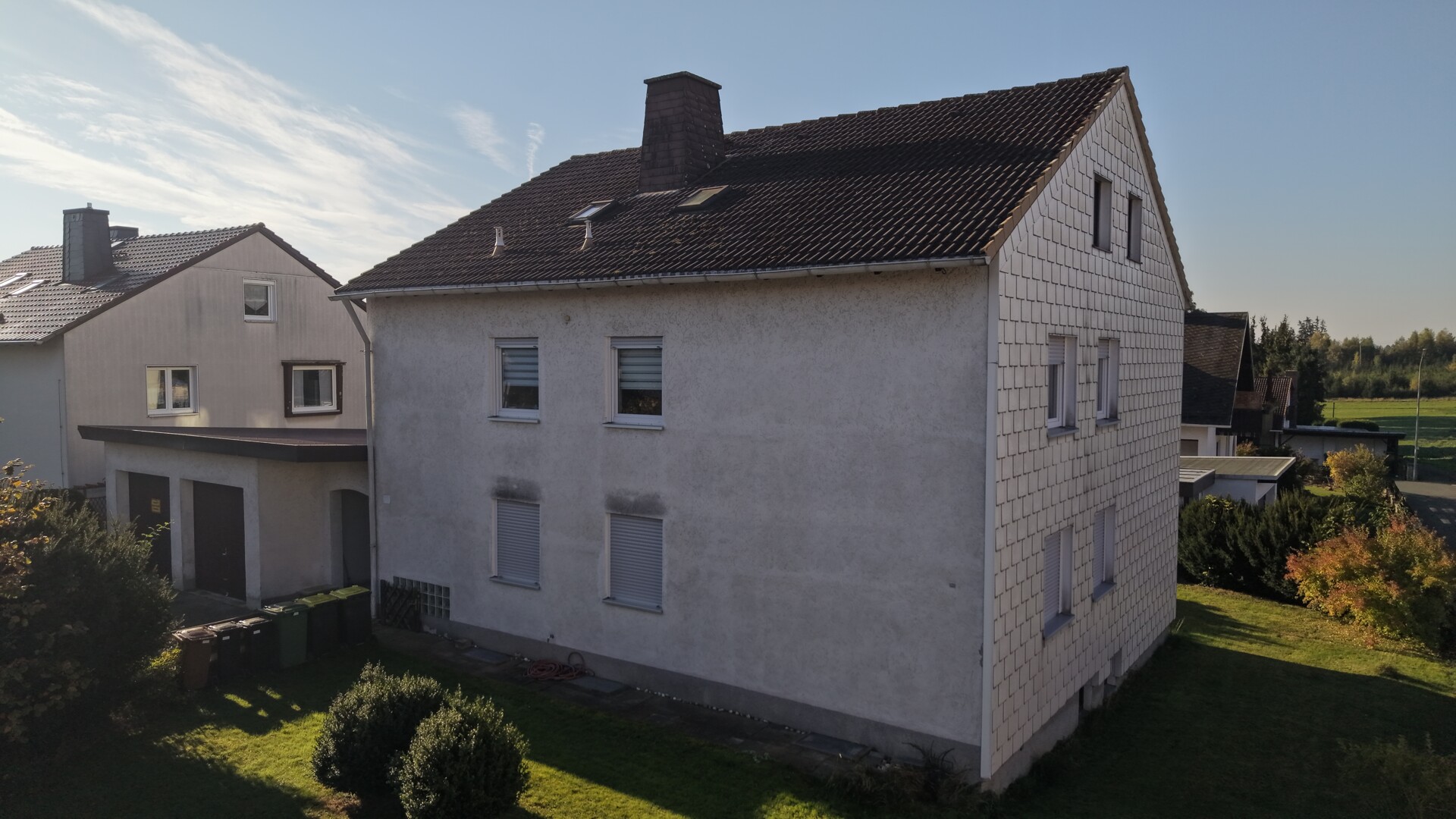 Titelbild - Gepflegtes Mehrfamilienwohnhaus in Hof/Jägersruh – 3 Wohneinheiten – 3 Garagen – teilvermietet – Wfl. ca. 237 m² – Grst. 825 m²