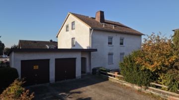 Bild - Gepflegtes Mehrfamilienwohnhaus in Hof/Jägersruh – 3 Wohneinheiten – 3 Garagen – teilvermietet – Wfl. ca. 237 m² – Grst. 825 m²