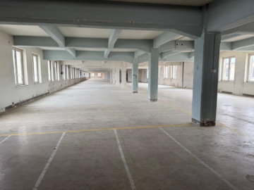 Bild - Großzügige Lagerfläche mit Lastenaufzug im 1. OG insgesamt ca. 1.284 m² in Schwarzenbach/Saale – LKW-Zufahrt auf dem Areal – verkehrsgünstige Lage