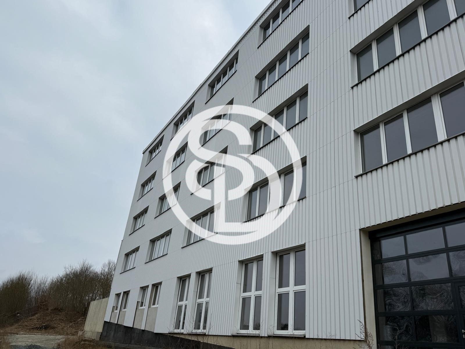 Titelbild - Großzügige Lagerfläche mit Lastenaufzug im 1. OG insgesamt ca. 1.284 m² in Schwarzenbach/Saale – LKW-Zufahrt auf dem Areal – verkehrsgünstige Lage