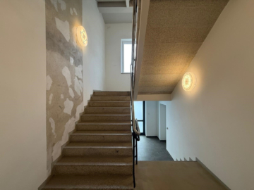 Bild - Großzügige Lagerfläche mit Lastenaufzug im 1. OG insgesamt ca. 1.284 m² in Schwarzenbach/Saale – LKW-Zufahrt auf dem Areal – verkehrsgünstige Lage