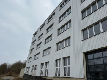 Bild - Großzügige Lagerfläche mit Lastenaufzug im 1. OG insgesamt ca. 1.284 m² in Schwarzenbach/Saale – LKW-Zufahrt auf dem Areal – verkehrsgünstige Lage