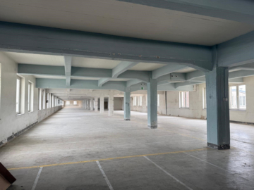 Bild - Großzügige Lagerfläche mit Lastenaufzug im 1. OG insgesamt ca. 1.284 m² in Schwarzenbach/Saale – LKW-Zufahrt auf dem Areal – verkehrsgünstige Lage