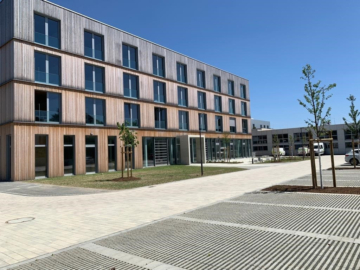 Haupteingang mit Kundenparkplätzen - Erstbezug: Repräsentative, moderne Büroräume in Naila/Frankenwald – ca. 72 m² Bürofläche mit Aufzug