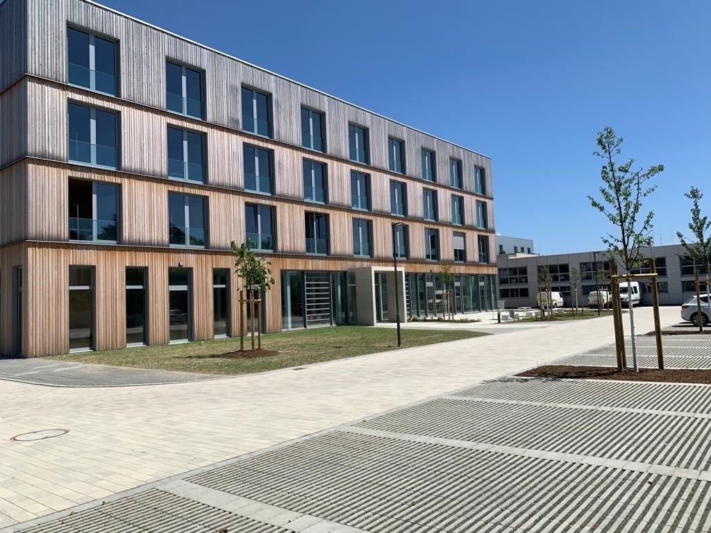 Haupteingang mit Kundenparkplätzen - Erstbezug: Repräsentative, moderne Büroräume in Naila/Frankenwald – ca. 72 m² Bürofläche mit Aufzug