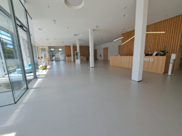 Eingangsbereich mit Empfang - Erstbezug: Repräsentative, moderne Büroräume in Naila/Frankenwald – ca. 72 m² Bürofläche mit Aufzug