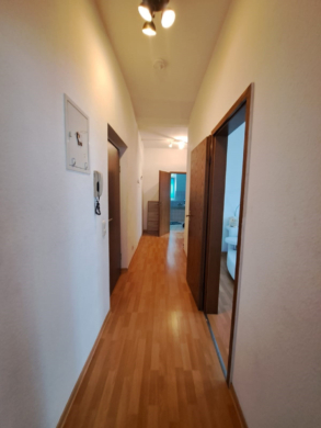 Flur - gepflegte, möblierte Eigentumswohnung in 08626 Adorf – ca. 80 m² Wohnfläche – 3 Zimmer – Keller – Innenhofnutzung – zentrale Lage