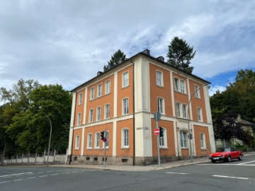 MFH im Zentrum von Hof mit 5 Wohnungen, Stellplätzen & Nebengebäude mit Garagen – vermietet, 95028 Hof, Mehrfamilienhaus