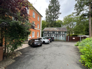 Stellplätze & Nebengebäude - Anlageobjekt mit Potenzial: MFH im Zentrum mit 5 Wohnungen, Stellplätzen, Garagen – vermietet