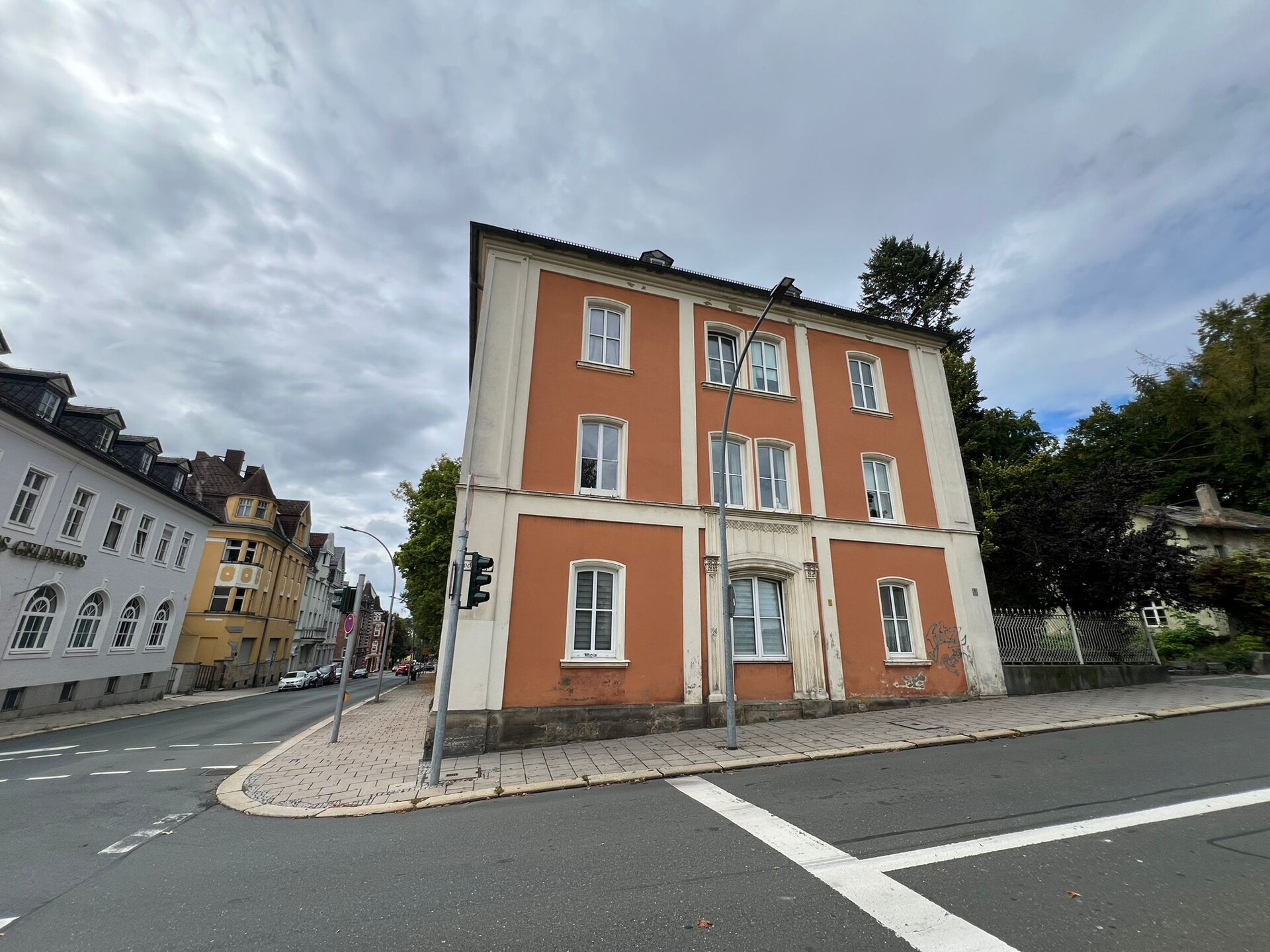 Außenansicht - Anlageobjekt mit Potenzial: MFH im Zentrum mit 5 Wohnungen, Stellplätzen, Garagen