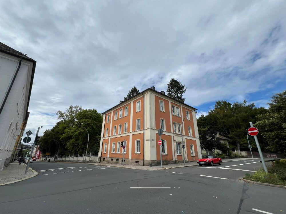 Außenansicht - Anlageobjekt mit Potenzial: MFH im Zentrum mit 5 Wohnungen, Stellplätzen, Garagen – vermietet