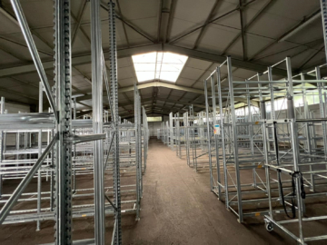 Lagerfläche mit Regalsystem - Lagerhalle in Hof mit Zufahrtsrampe und elektrischen Rolltoren – sofort verfügbar