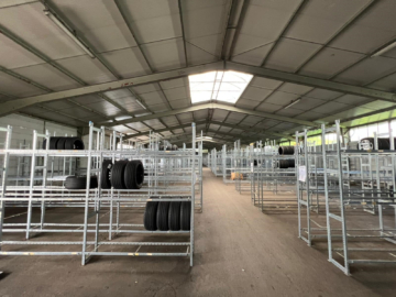 Lagerfläche mit Regalsystem - Lagerhalle in Hof mit Zufahrtsrampe und elektrischen Rolltoren – sofort verfügbar