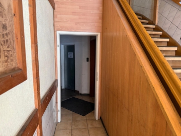 Treppenaufgang - Voll vermietetes MFH in Hofer Innenstadt – Wohnfläche ca. 428 m² – 2 Wohneinheiten – 11 Apartments
