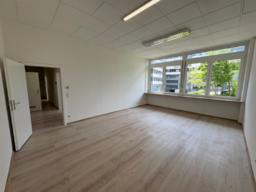 Gepflegte Bürofläche in Hof/Saale (ca. 89 m²) – 1. OG – Aufzug vorhanden – 3 Büroräume, 1 Archivraum, Teeküche, 95030 Hof, Bürohaus