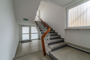 Treppenhaus - Büro - Lager-/Produktionsstandort mit neuwertigem Büro & top-saniertem Wohnhaus in Wunsiedel im Mischgebiet