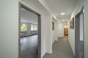Flur - Lager-/Produktionsstandort mit neuwertigem Büro & top-saniertem Wohnhaus in Wunsiedel im Mischgebiet