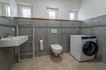 WC - Büro - Lager-/Produktionsstandort mit neuwertigem Büro & top-saniertem Wohnhaus in Wunsiedel im Mischgebiet