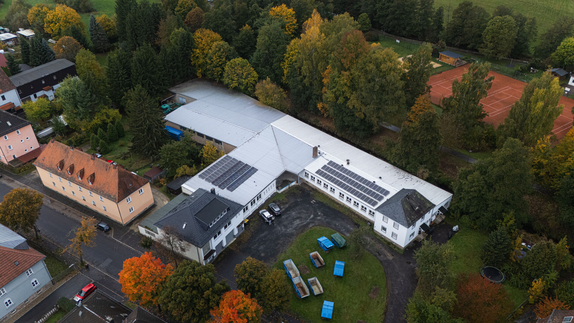 Drohnenaufnahme - Lager-/Produktionsstandort mit neuwertigem Büro & top-saniertem Wohnhaus in Wunsiedel im Mischgebiet